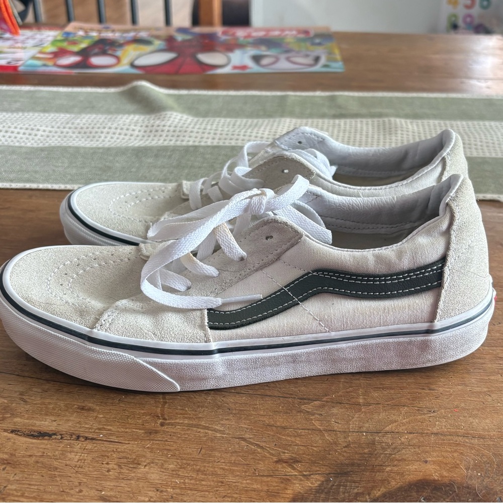 Vans men’s Cream Sneakers with White Laces